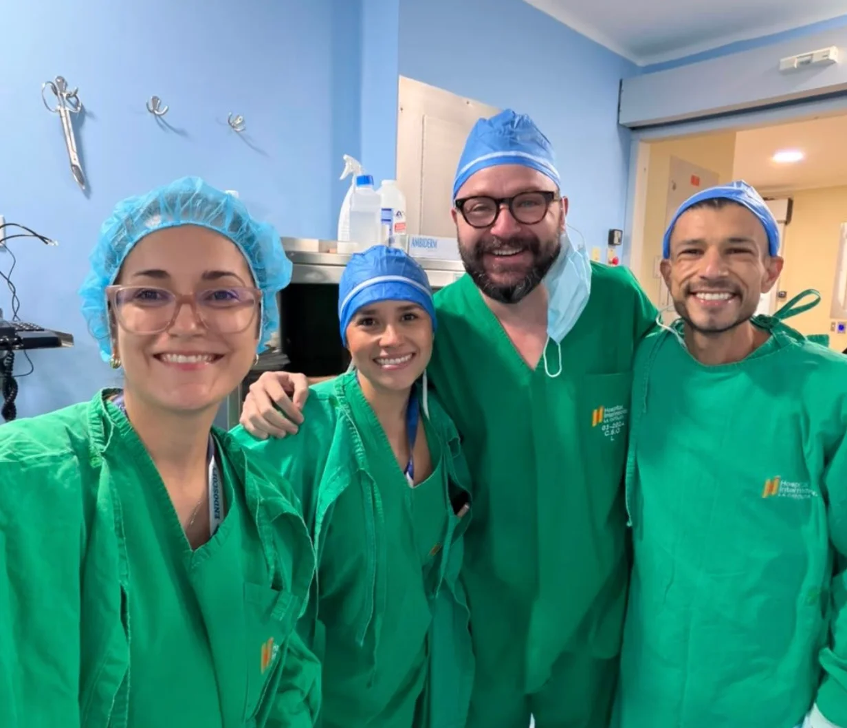 Equipo médico tras primera gastroplastía endoscópica ESG en Costa Rica