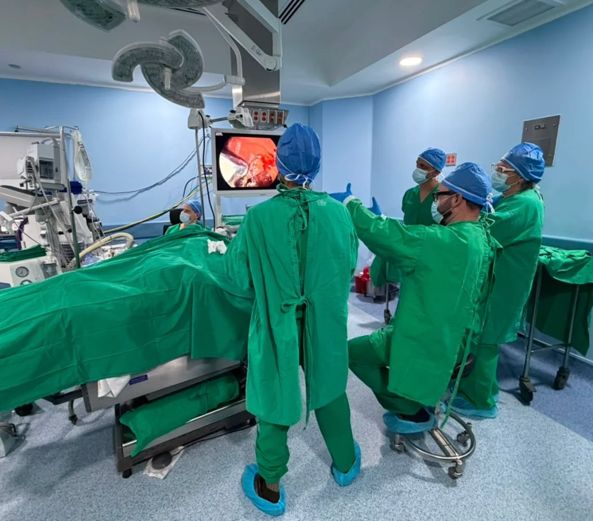 Equipo médico preparando procedimiento ESG