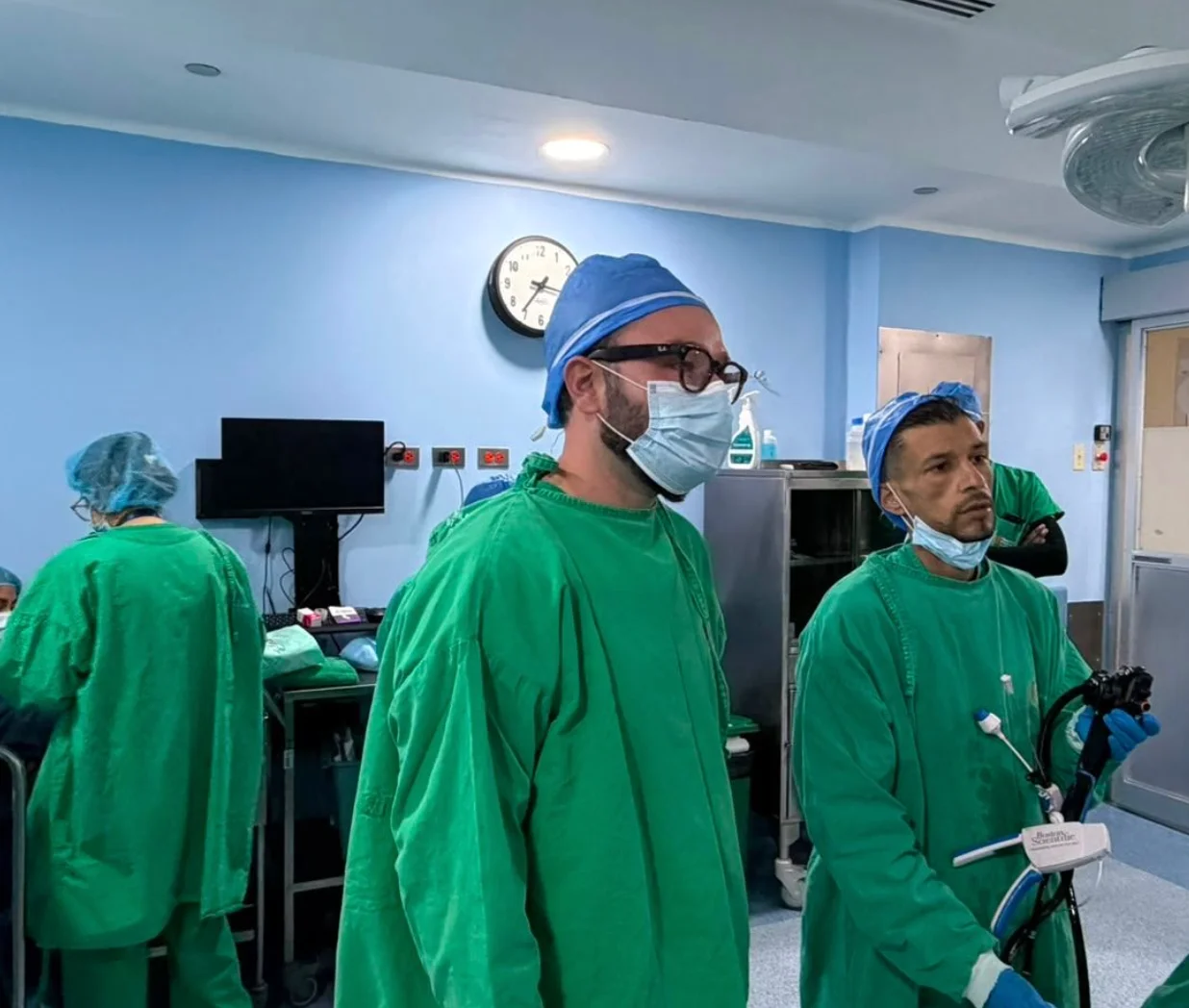 Dr. Daniel Zúñiga durante gastroplastía endoscópica