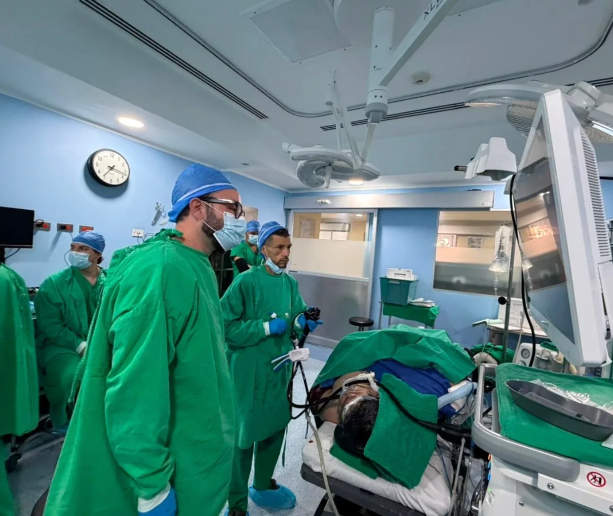 Procedimiento de endoscopia bariátrica en Hospital La Católica