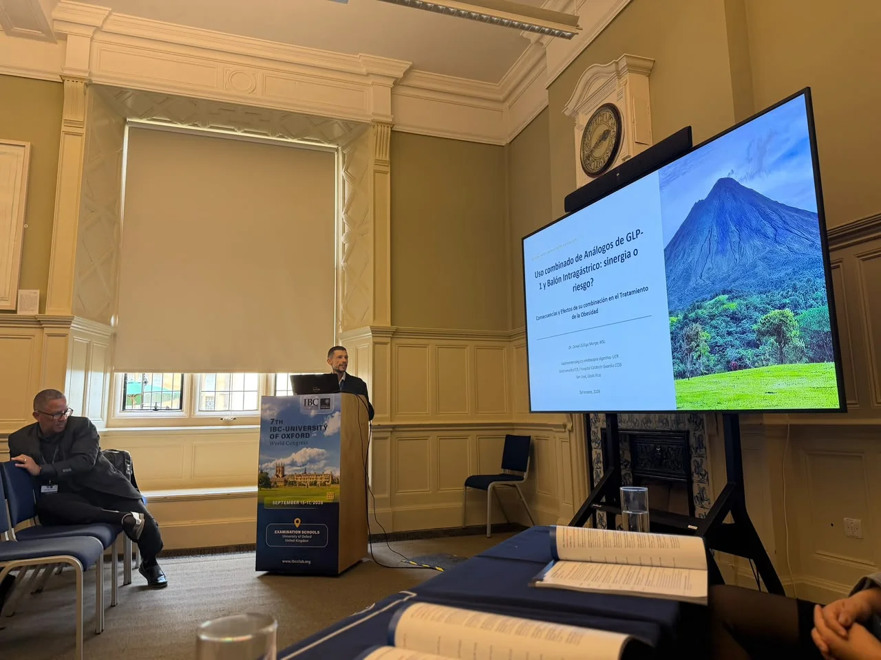 Dr. Daniel Zúñiga presentando su ponencia sobre balón intragástrico y GLP-1 en el IBC University of Oxford World Congress