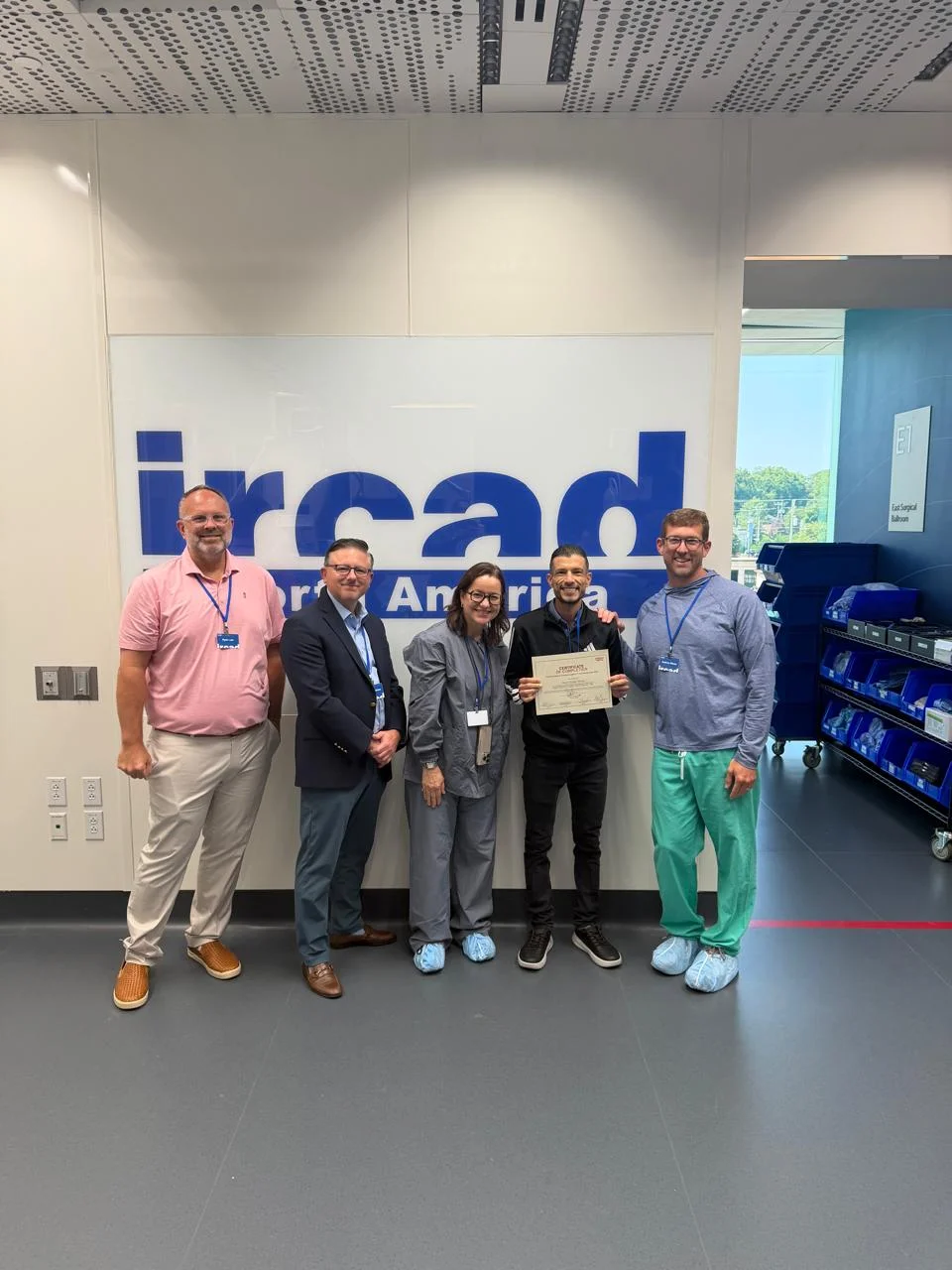 Dr. Daniel Zúñiga recibiendo certificación en IRCAD North America